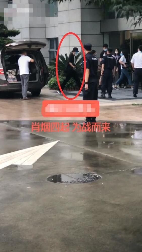 肖战|肖战现身横店？机场照帅气，小挎包大长腿瞩目，为躲镜头小细节很卑微