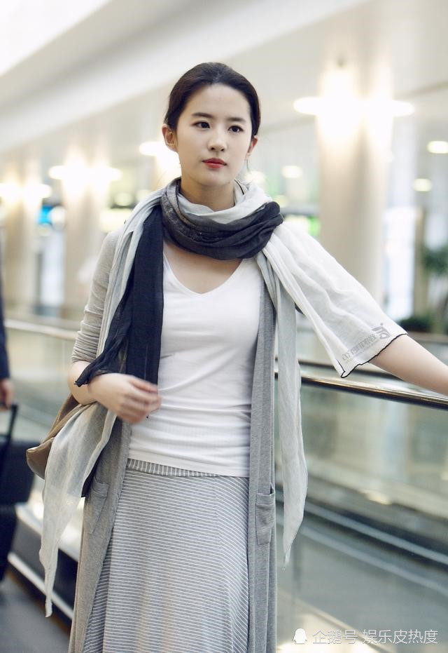 32岁刘亦菲休闲装魅力十足,被网友嘲笑身材臃肿,你们觉得呢?