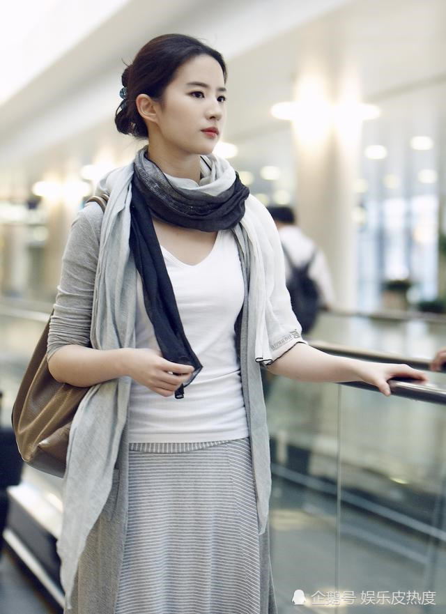 32岁刘亦菲休闲装魅力十足,被网友嘲笑身材臃肿,你们觉得呢?