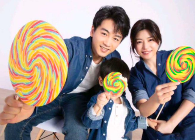 陈妍希|小星星显贪吃，陈晓拍全家福，陈妍希却分心阻止儿子偷咬棒棒糖