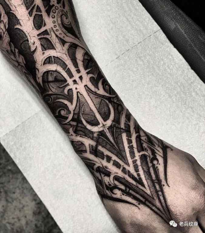 唐狮等等中国元素他的作品中还出现了不少除了龙纹身图案之外暗黑系