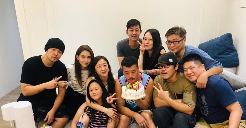 周杰伦|周杰伦夫妇参加生日趴，昆凌紧搂周董不撒手，结婚五年甜如热恋