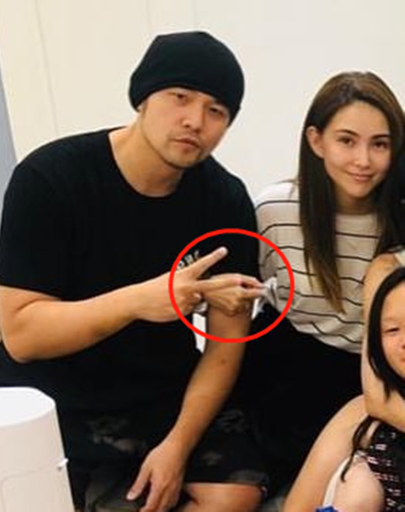 周杰伦|周杰伦夫妇参加生日趴，昆凌紧搂周董不撒手，结婚五年甜如热恋