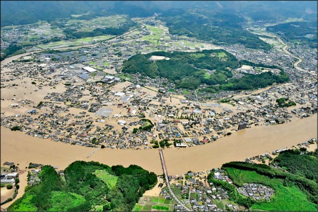 洪水如海啸 日本九州遭特大暴雨袭击引发洪灾 酿18死万人撤离 日本九州 暴雨 洪灾 熊本县 日本 社会