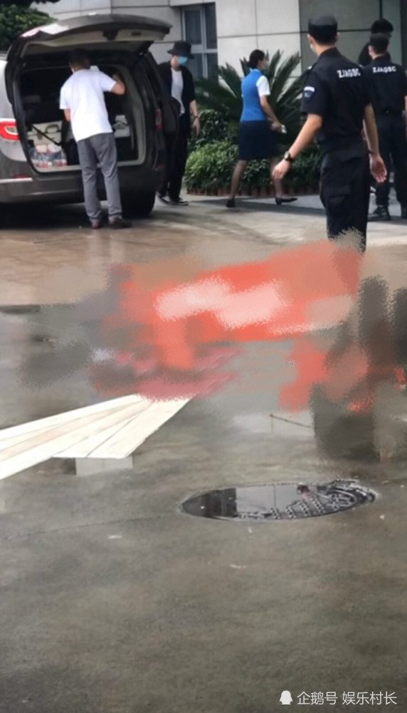 肖战|肖战进组路透曝光，现身机场遮挡严实获保安护航，黑粉已有抵制新攻略