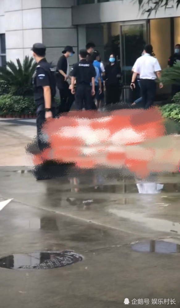 肖战|肖战进组路透曝光，现身机场遮挡严实获保安护航，黑粉已有抵制新攻略