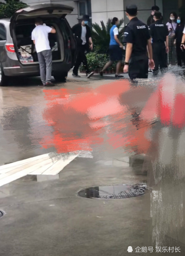 肖战|肖战进组路透曝光，现身机场遮挡严实获保安护航，黑粉已有抵制新攻略