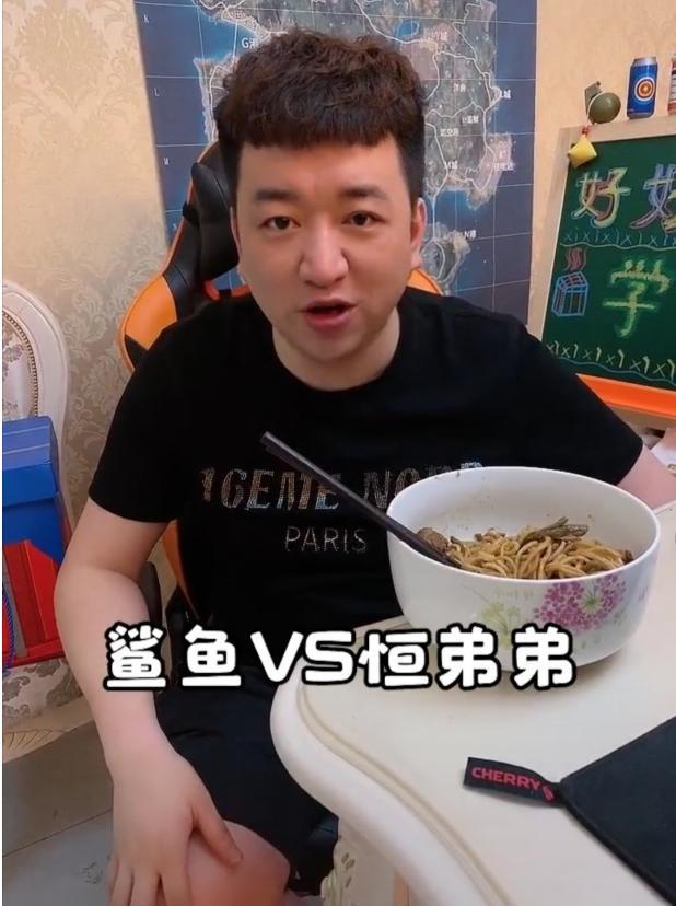 小学生吃鸡用爸爸手机买皮肤,金额过大惊动光子,网友额手称庆