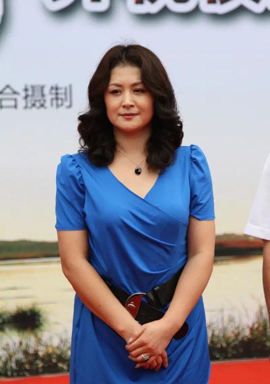 谢大脚原来这么美穿条纹裙开游艇风情万种随意悠闲让人羡慕