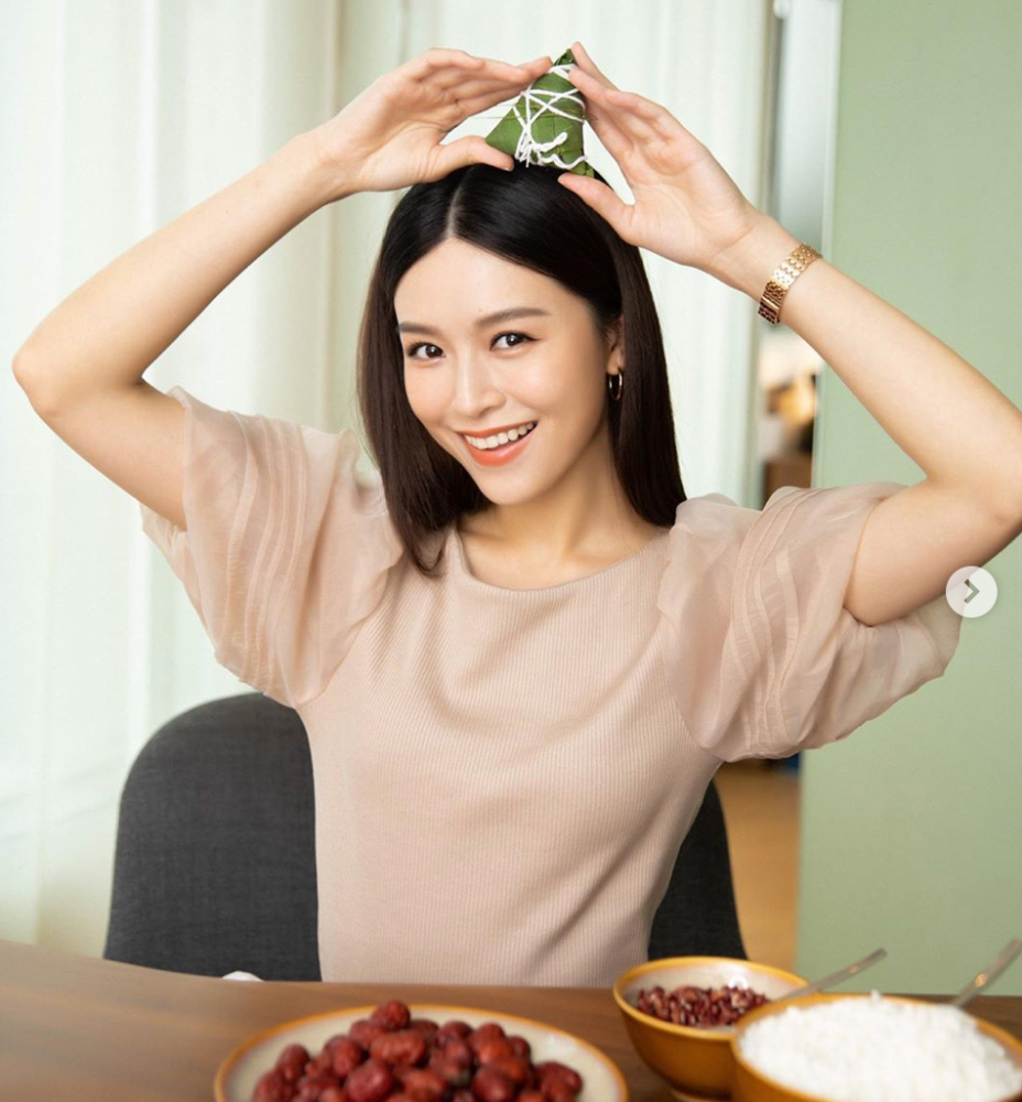 文咏珊|32岁文咏珊坐老公大腿秀恩爱，继baby之后她也成了人生赢家