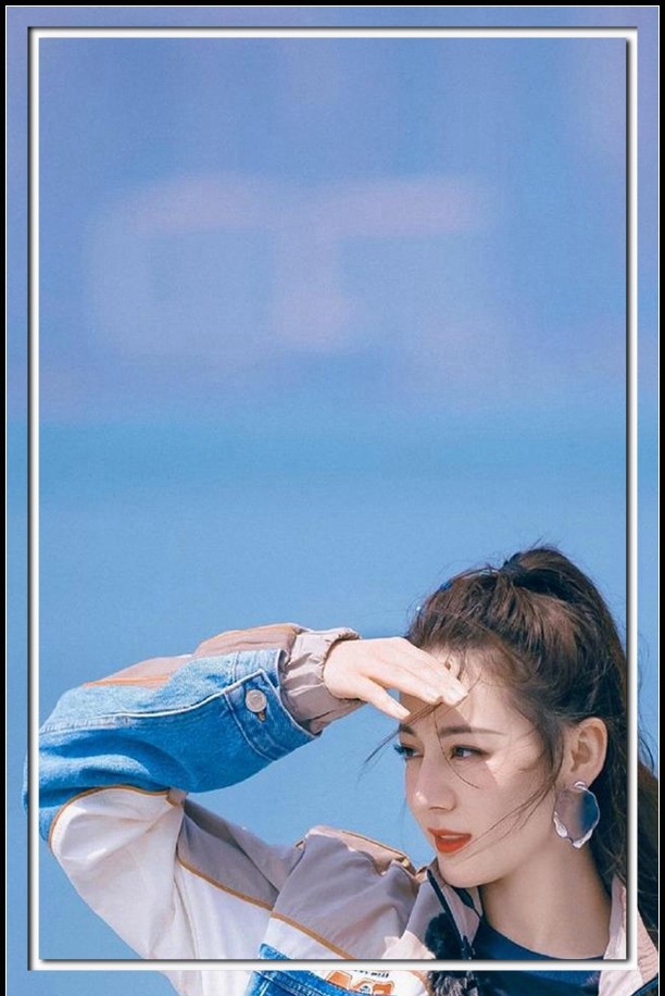 迪丽热巴身穿灰蓝拼接外套,看完我就怦然心动