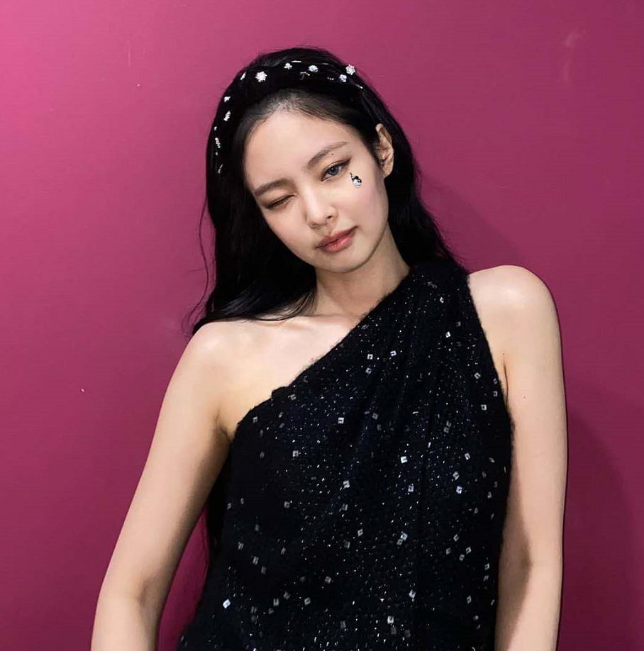 jennie亮片上衣展现完美直角肩,这时尚感爆棚!