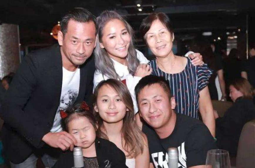 洗米嫂|洗米嫂带富婆团游艇出海，合照霸气站c位，她才是“宫斗冠军”！