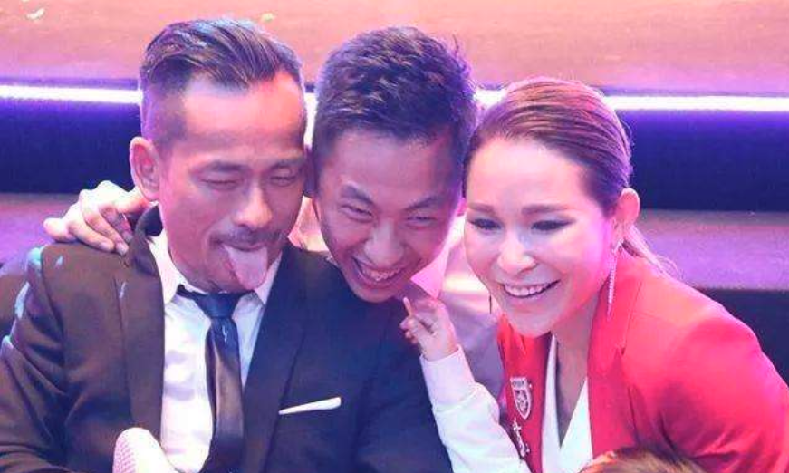 洗米嫂|洗米嫂带富婆团游艇出海，合照霸气站c位，她才是“宫斗冠军”！