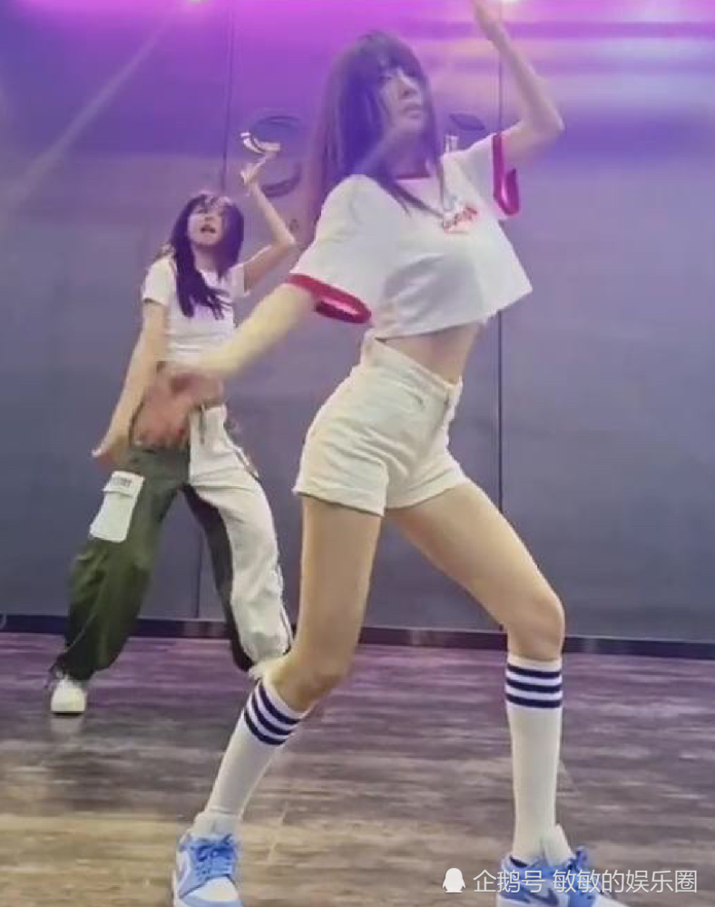 李小璐|李小璐贾乃亮又开始了？网友纷纷留言求两人复合，给甜馨一个完整的家