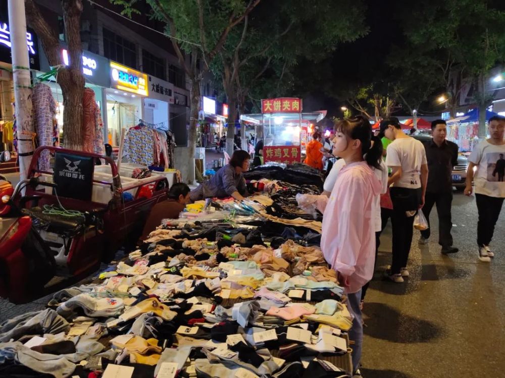 夜探牟平文兴路夜市感觉时光停滞在