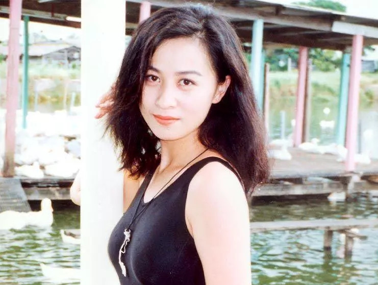 刘嘉玲|刘嘉玲与侄子同框，长相如复制粘贴似母子，曾大手笔送百万豪车