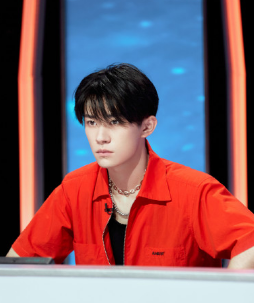 易烊千玺|易烊千玺《小红花》造型曝光：身穿病号服显憔悴，走路需人搀扶