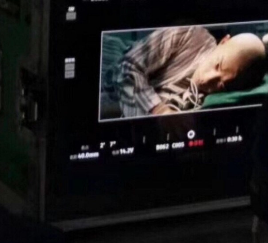 易烊千玺|易烊千玺《小红花》造型曝光：身穿病号服显憔悴，走路需人搀扶