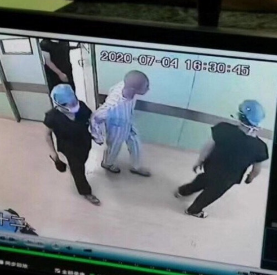 易烊千玺|易烊千玺《小红花》造型曝光：身穿病号服显憔悴，走路需人搀扶