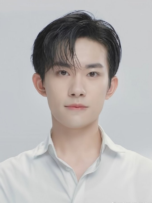 易烊千玺|易烊千玺《小红花》造型曝光：身穿病号服显憔悴，走路需人搀扶