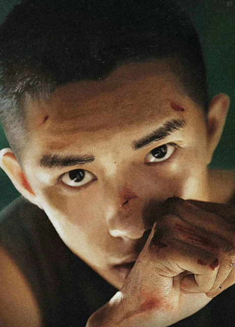 易烊千玺|易烊千玺《小红花》造型曝光：身穿病号服显憔悴，走路需人搀扶