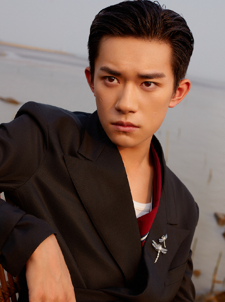 易烊千玺|易烊千玺《小红花》造型曝光：身穿病号服显憔悴，走路需人搀扶