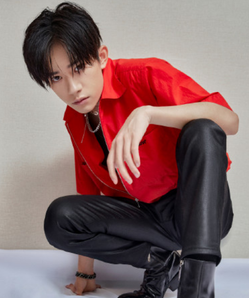 易烊千玺|易烊千玺《小红花》造型曝光：身穿病号服显憔悴，走路需人搀扶