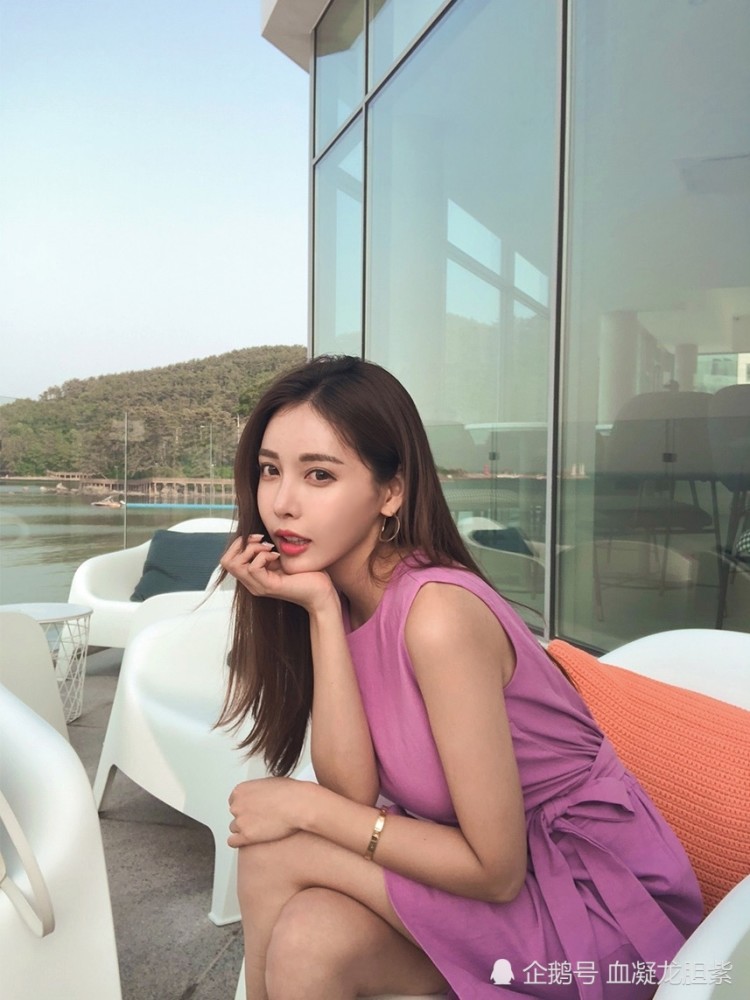 气质美女朴智慧粉衣朴妆和甜美的笑容简直太美了