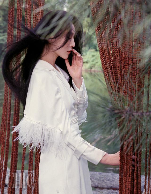 范冰冰|范冰冰新杂志来袭！禁欲衬衫＋飘飘长发有温柔范，脸上爬虫胆真大