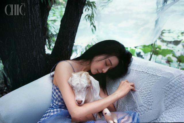 范冰冰|范冰冰新杂志来袭！禁欲衬衫＋飘飘长发有温柔范，脸上爬虫胆真大