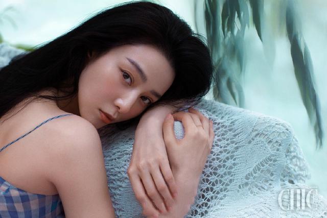 范冰冰|范冰冰新杂志来袭！禁欲衬衫＋飘飘长发有温柔范，脸上爬虫胆真大