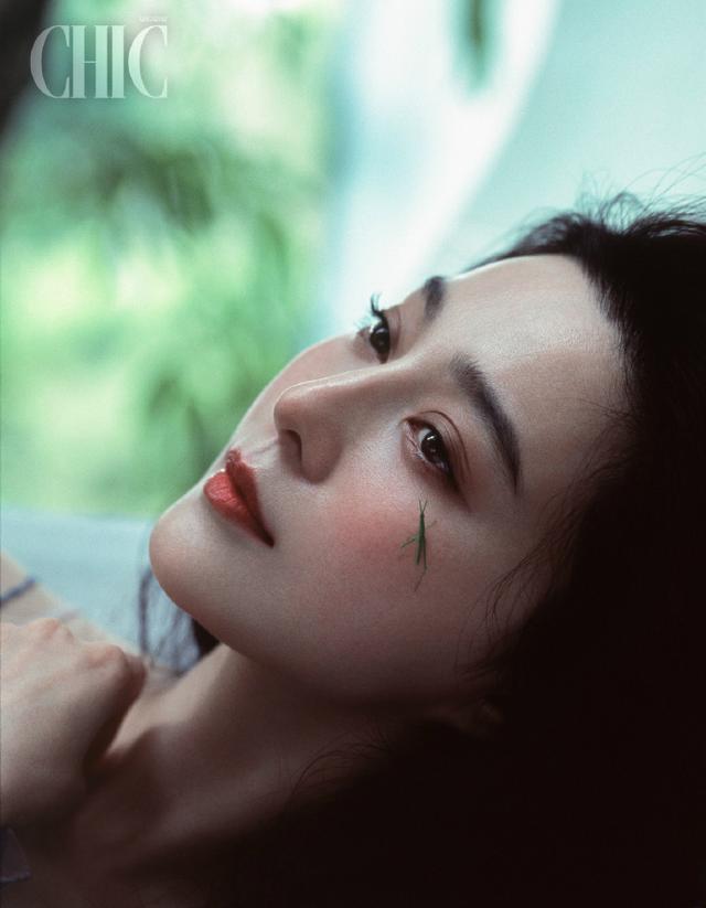 范冰冰|范冰冰新杂志来袭！禁欲衬衫＋飘飘长发有温柔范，脸上爬虫胆真大