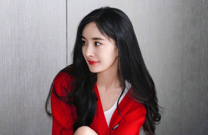 漂亮影视明星杨幂红色外套时尚魅力写真