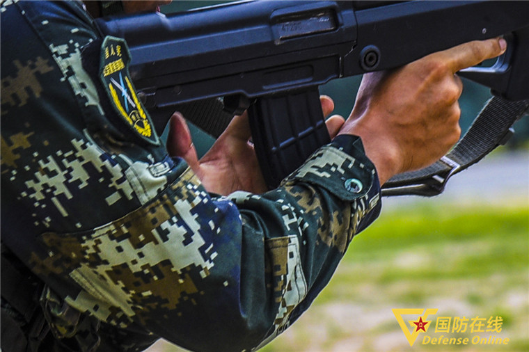 据枪瞄准击发近距离看特战队员多课目实弹射击