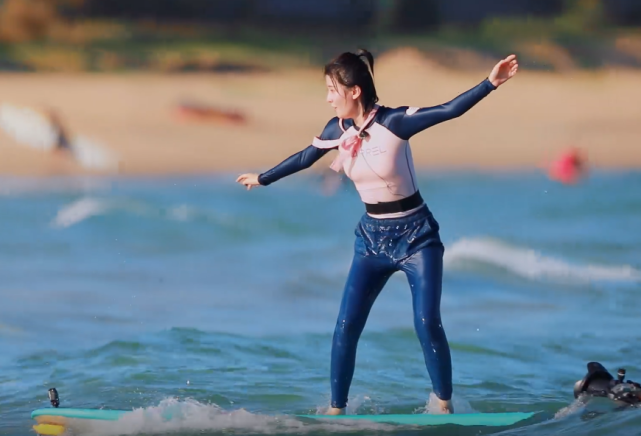 乔欣对韩东君说自己是素颜,可当她冲浪落水后,这脸是认真的?