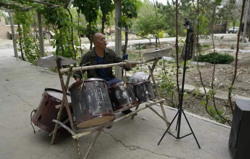 架子鼓|打起废弃架子鼓，新疆玛纳斯农民大叔成网红