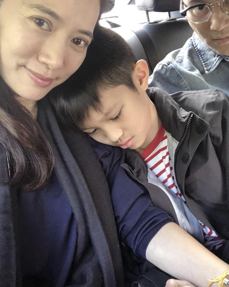 袁咏仪一家三口散步,14岁儿子又高又瘦个头快赶上爸爸,背影看像兄弟