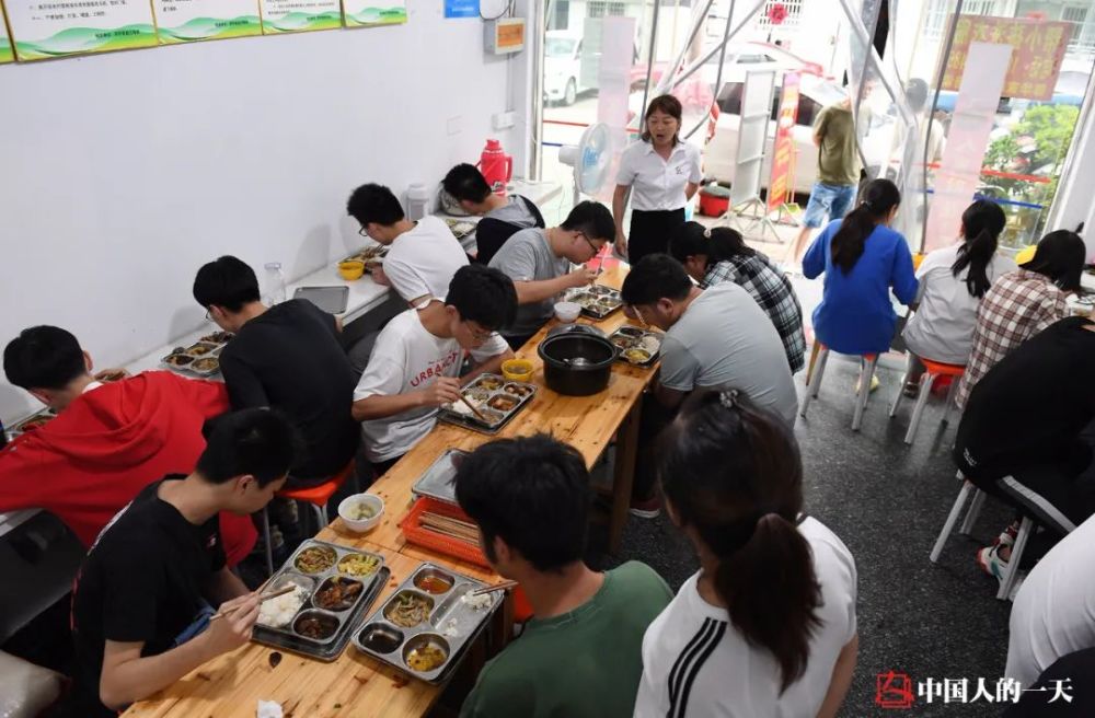 毛坦厂中学最低调一年没有万人送考91666号大巴不见踪影