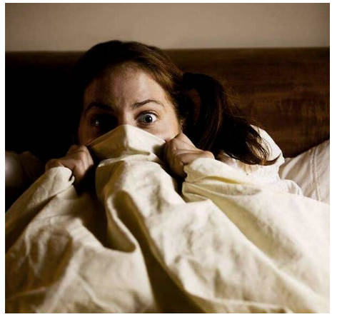 比如,晚上睡得好好的,突然变得很怕黑,怕一个人睡;或者前一天还很高兴