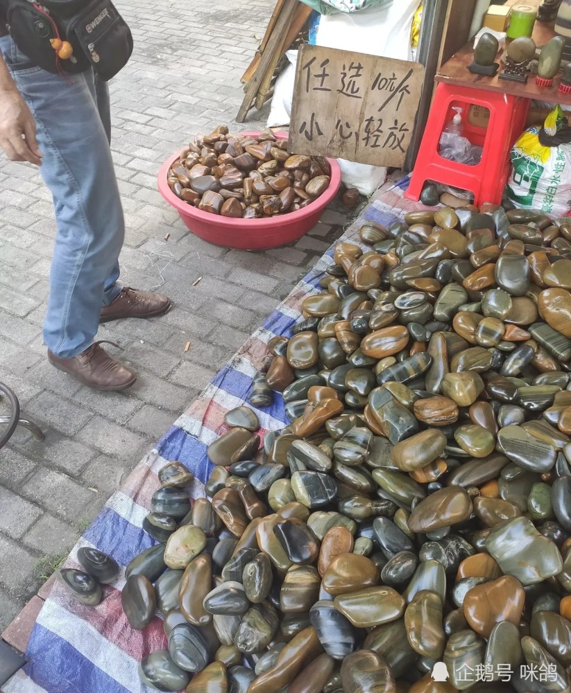 南宁唐人文化园摆地摊卖石头,通通十元一个,任选