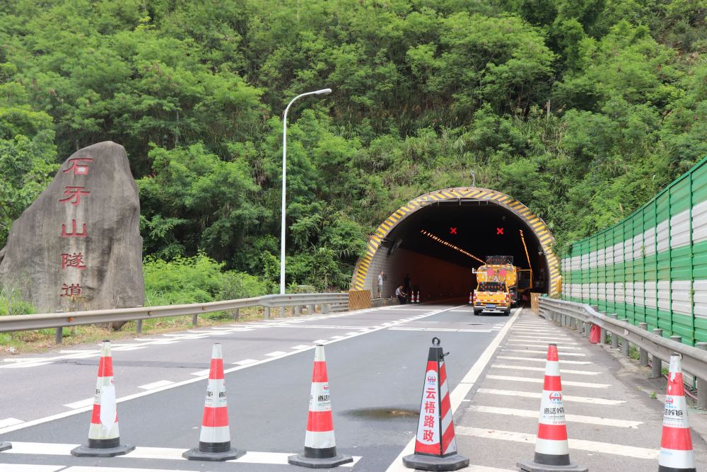 死亡高速—石崆山隧道图片