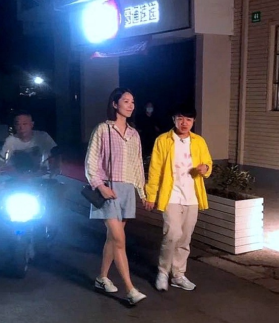 王祖蓝|王祖蓝夫妇牵手逛街，李亚男官宣二胎后首露面，竟被评价像路人