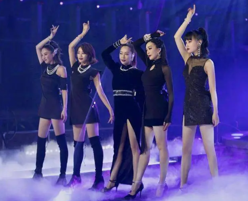 钟丽缇|太拼了！50岁钟丽缇仍未放弃生四胎，与丈夫寺庙上香求子