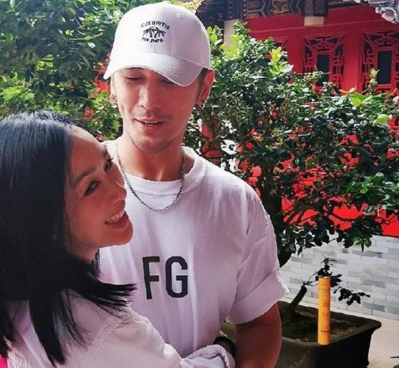 钟丽缇|太拼了！50岁钟丽缇仍未放弃生四胎，与丈夫寺庙上香求子