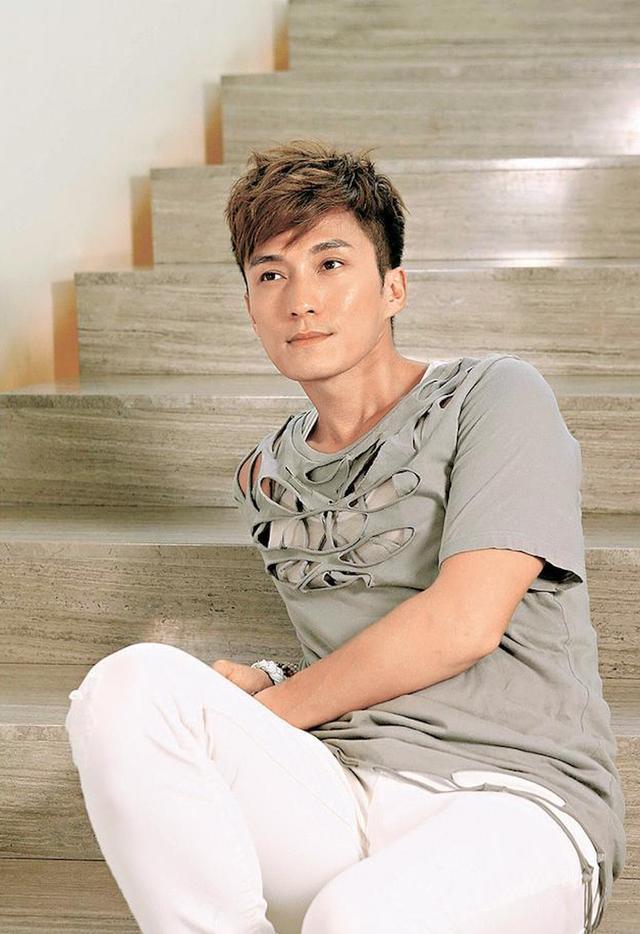 陈山聪|43岁陈山聪荣升父亲公开全家合照，分手何超云八年事业家庭双丰收