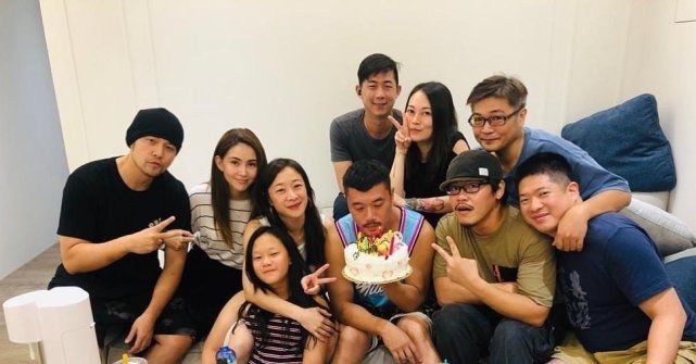 周杰伦|周杰伦昆凌甜蜜度假，老公视角下昆凌身穿白裙，赤脚走在海边美成画