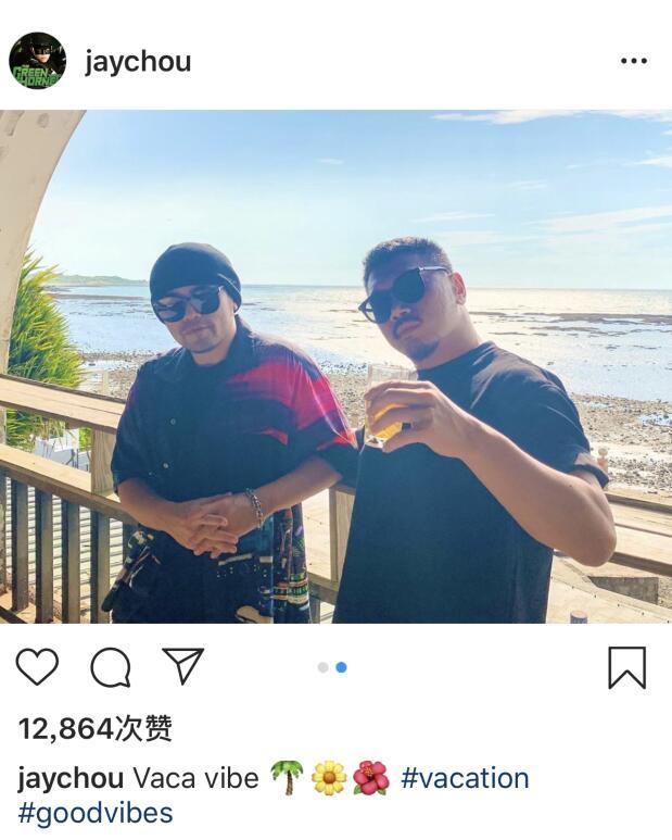 周杰伦|周杰伦昆凌甜蜜度假，老公视角下昆凌身穿白裙，赤脚走在海边美成画