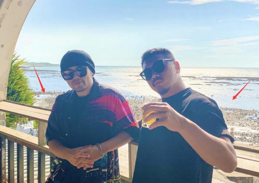 周杰伦|周杰伦昆凌甜蜜度假，老公视角下昆凌身穿白裙，赤脚走在海边美成画