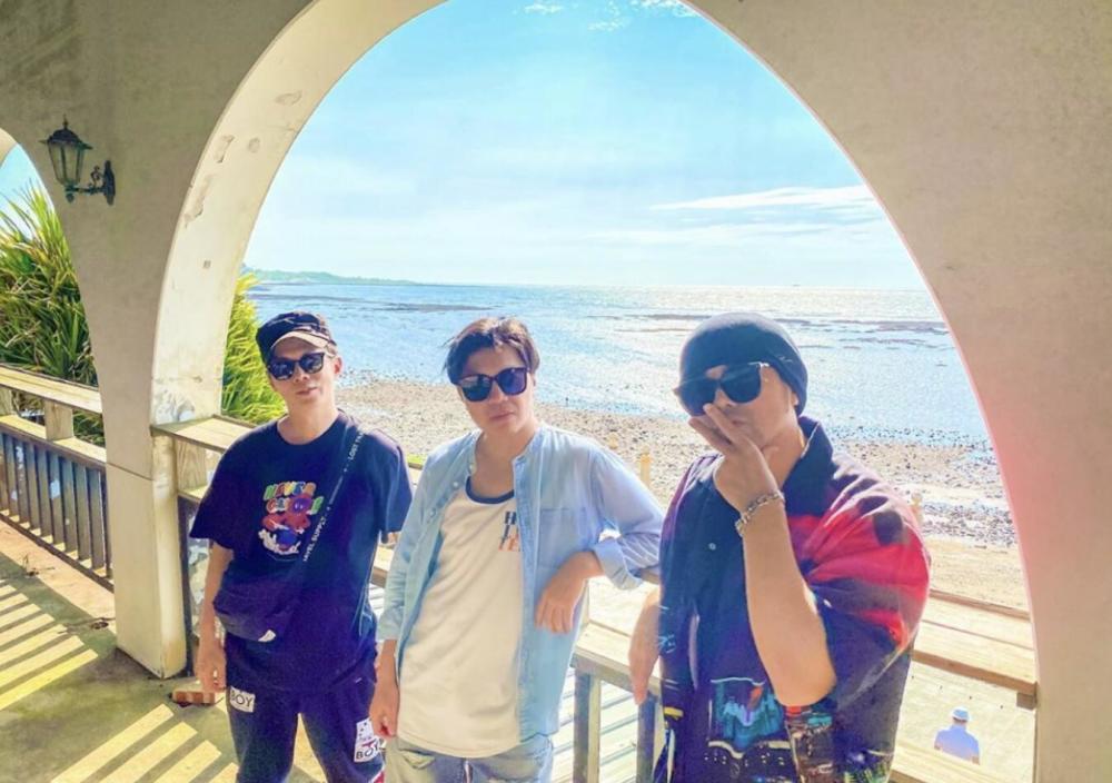 周杰伦|周杰伦昆凌甜蜜度假，老公视角下昆凌身穿白裙，赤脚走在海边美成画